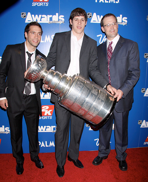 Евгений Малкин (в центре) с Кубком Стэнли в 2009 году.