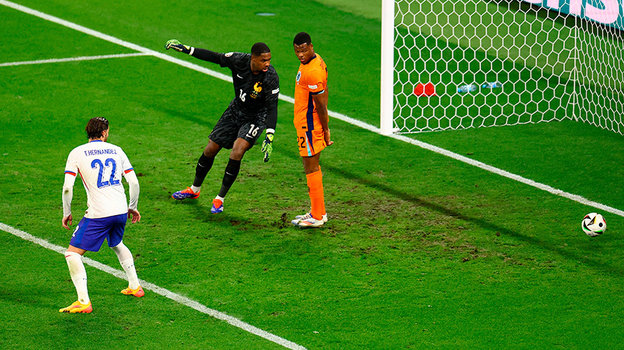 Незасчитанный гол сборной Нидерландов. Незасчитанный гол сборной Нидерландов.
