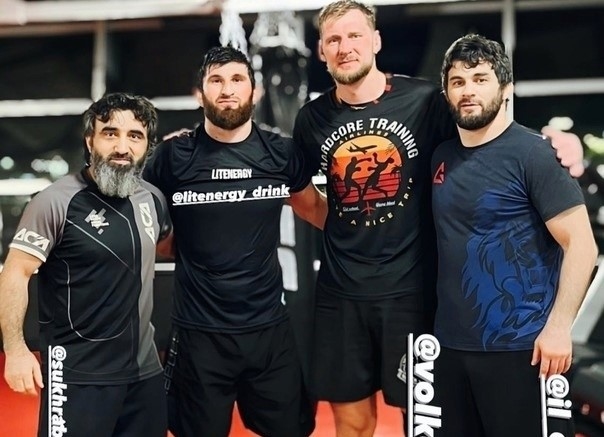 Александр Волков (второй справа) и Магомед Анкалаев (второй слева).