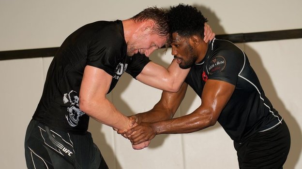 Александр Волков (слева).