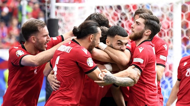 Футболисты сборной Грузии празднуют гол Микаутадзе в ворота Чехии.