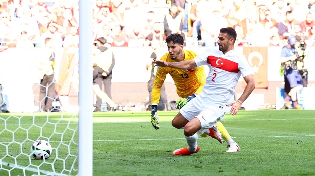 Мяч залетает в ворота Алтая Байындыра после удара Самета Акайдына.