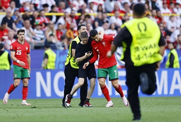 Болельщик выбежал на поле для селфи с Криштиану Роналду.