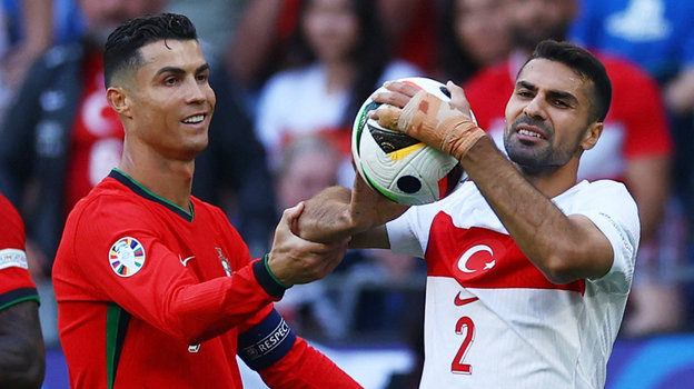 Криштиану Роналду и Зеки Челик. Футболисты Криштиану Роналду и Зеки Челик на Евро-2024