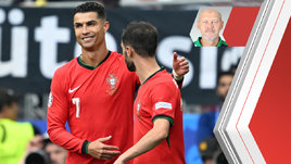 Футболисты сборной Португалии Криштиану Роналду и Бернарду Силва