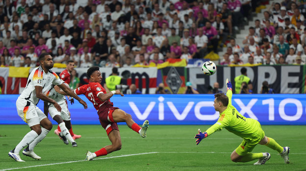 Нападающий сборной Швейцарии Дан Ндой забивает гол в ворота Германии.