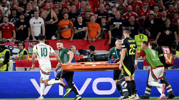 Нападающего сборной Венгрии Барнабаша Варгу уносят на носилках.