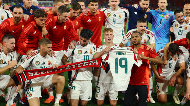 Футболисты сборной Венгрии с майкой Барнабаша Варги.