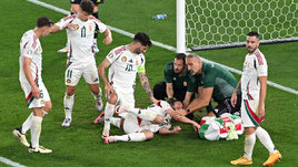 Медики оказывают помощь футболисту Барнабашу Варге