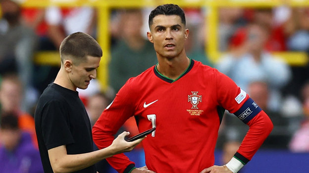 Криштиану Роналду (справа) и выбежавший на поле фанат. Криштиану Роналду (справа) и выбежавший на поле фанат