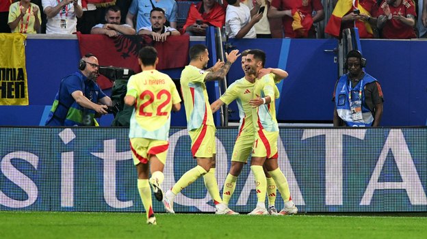 Футболисты сборной Испании празднуют гол Торреса в ворота Албании.