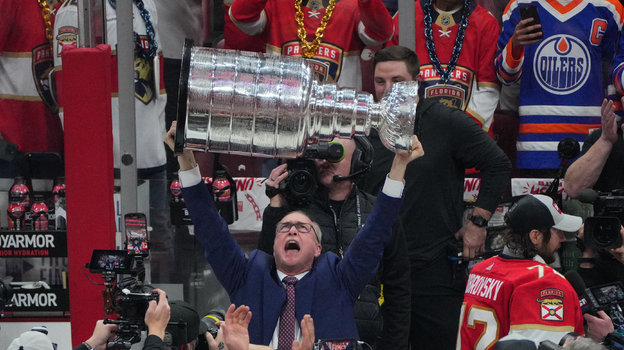 Главный тренер «Флориды» Пол Морис с Кубком Стэнли.