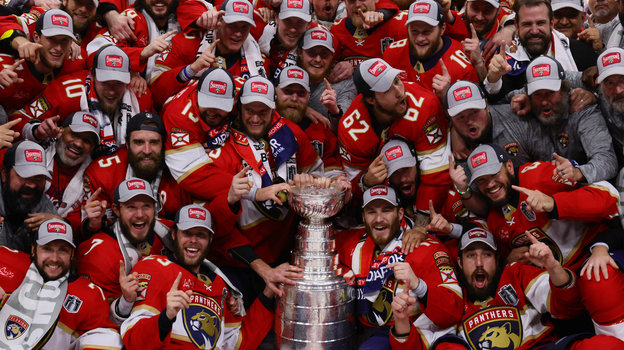 Командное фото чемпионов: Сергей Бобровский (крайний слева), Дмитрий Куликов (№7) и Владимир Тарасенко (№10) вместе с партнерами празднуют победу в Кубке Стэнли.