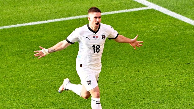 Романо Шмид празднует гол в ворота Нидерландов.