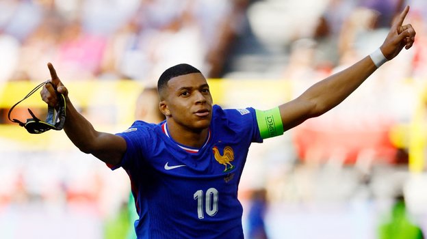 Килиан Мбаппе празднует свой гол в ворота Польши.