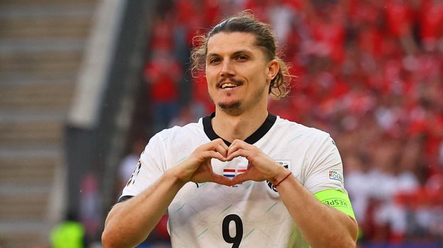 Марсель Забитцер празднует гол в ворота Нидерландов.