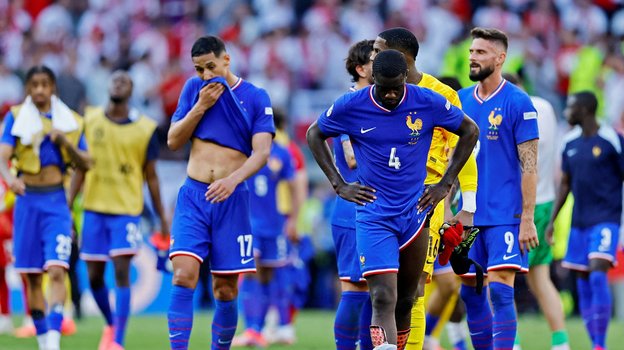 Эмоции футболистов сборной Франции после матча с Польшей.