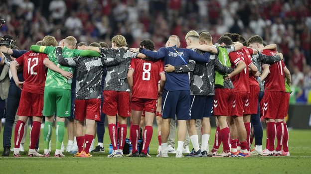 Сборная Дании празднует выход в плей-офф со второго места в группе.