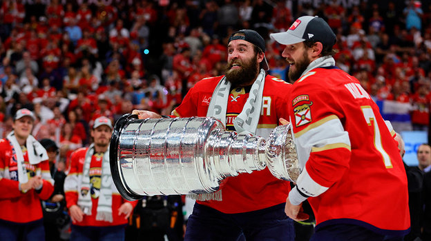Аарон Экблад и Дмитрий Куликов с Кубком Стэнли.