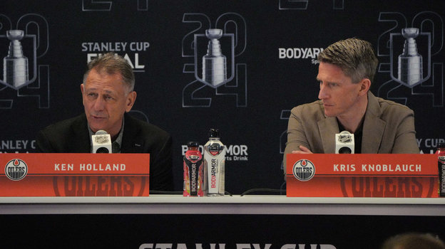Генеральный менеджер «Эдмонтона» Кен Холланд (слева) и главный тренер команды Крис Ноблаух.