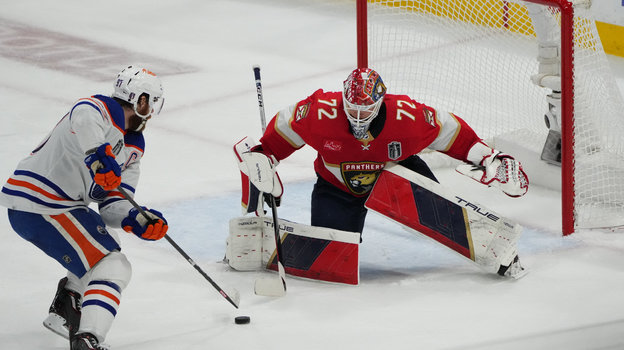 Вратарь «Флориды» Сергей Бобровский против нападающего «Эдмонтона» Коннора Макдэвида.