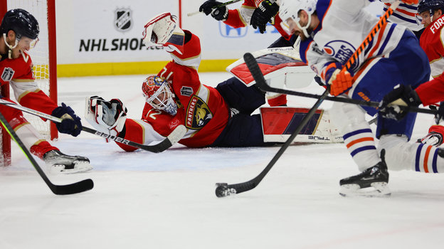 Сергей Бобровский спасает ворота «Флориды» в седьмом матче финала Кубка Стэнли против «Эдмонтона».