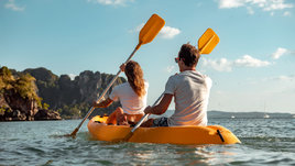 Люди в лодках