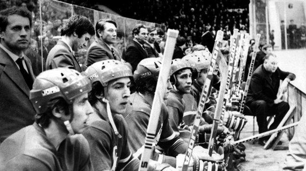 Виталий Ерфилов (третий вверху слева) - помощник Бориса Кулагина (справа) в «Крыльяъ Советов».