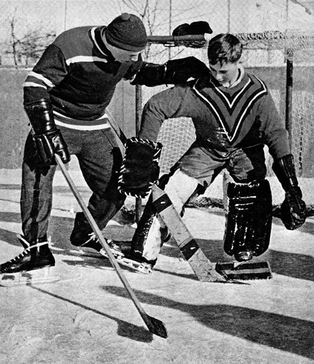 Виталий Ерфилов учит юного вратаря второй команды ЦСКА Владимира Кузнецова.