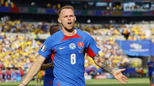 Ондрей Дуда празднует гол в ворота Румынии.