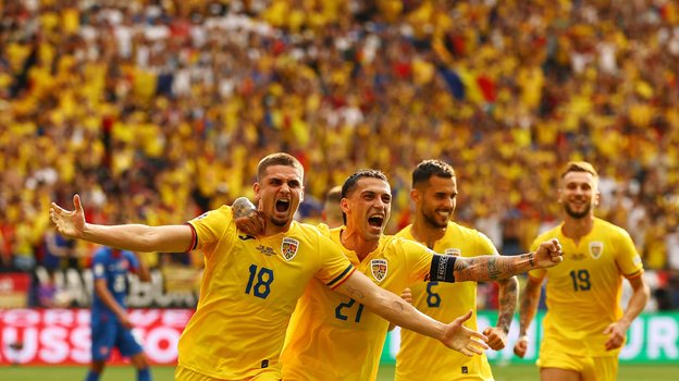 Игроки сборной Румынии празднуют гол Рэзвана Марина.