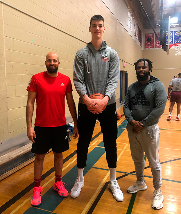 Рост Оливье Риу на данный момент составляет 2 метра 36 сантиметров. Баскетболист Оливье Риу.