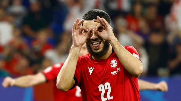 Жорж Микаутадзе празднует гол с пенальти в ворота сборной Португалии.