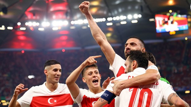 Сборная Турции празднует гол Хакана Чалханоглу в ворота Чехии.