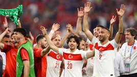 Удаления, букет карточек, потасовка после матча. Турция прорвалась в плей-офф в огненной игре