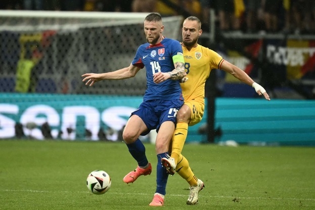 Защитник сборной Словакии Милан Шкриньяр и нападающий сборной Румынии Георге Пушкаш.