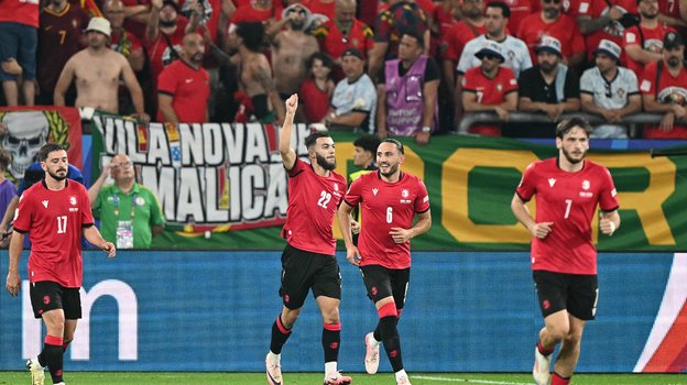 Футболисты сборной Грузии в матче против Португалии.