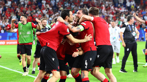 Футболисты сборной Грузии празднуют победу над Португалией и выход в 1/8 финала Евро-2024.