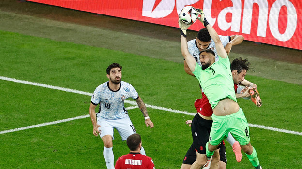 Вратарь сборной Грузии Георгий Мамардашвили забирает мяч в руки после подачи в его штрафную.