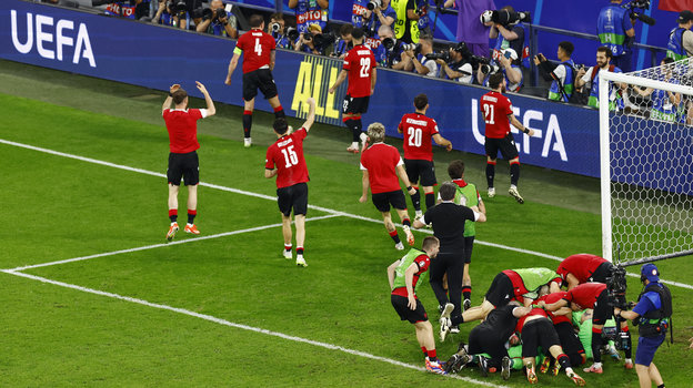 Футболисты сборной Грузии после победы над Португалией.