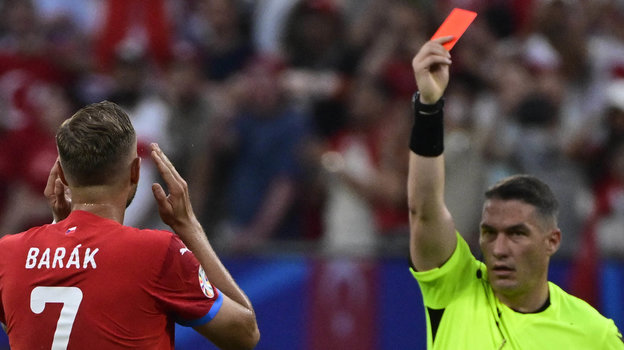 Судья Иштван Ковач удаляет нападающего сборной Чехии Антонина Барака.