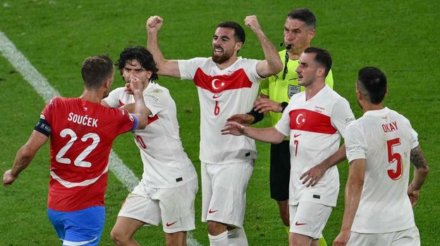 Полузащитник сборной Чехии Томаш Соучек (слева) нападает на футболистов сборной Турции.