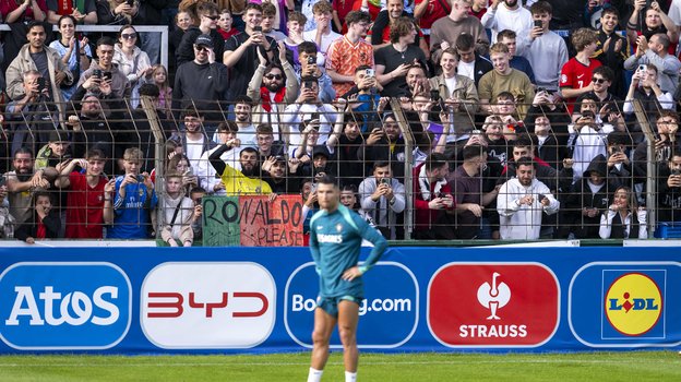 Криштиану Роналду на фоне болельщиков.