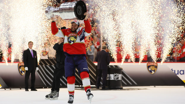 Александр Барков с Кубком Стэнли. Хоккеист «Флориды» Александр Барков с Кубком Стэнли