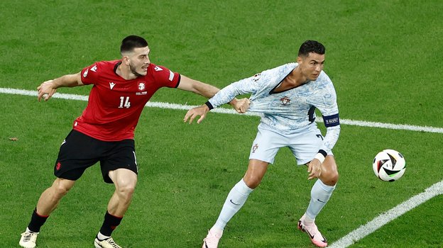 Защитник сборной Грузии Лука Лочошвили (слева) и Криштиану Роналду.