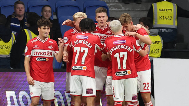 Нападающий «Спартака» Александр Соболев вместе с одноклубниками.