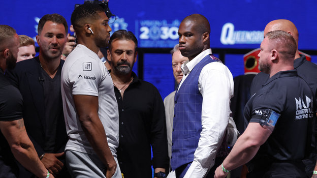Энтони Джошуа (слева) и Даниэль Дюбуа на дуэли взглядов.