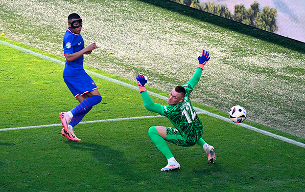 Килиан Мбаппе атакует ворота сборной Польши.