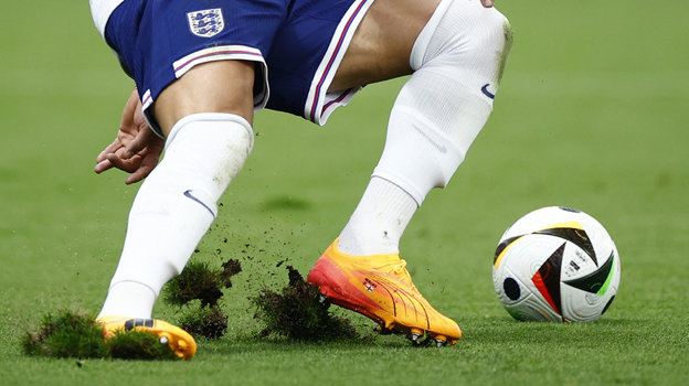 Ноги защитника сборной Англии Кайла Уокера во время матча на стадионе в Франкфурте.