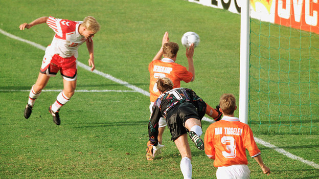 Хенрик Ларсен забивает в ворота сборной Нидерландов.